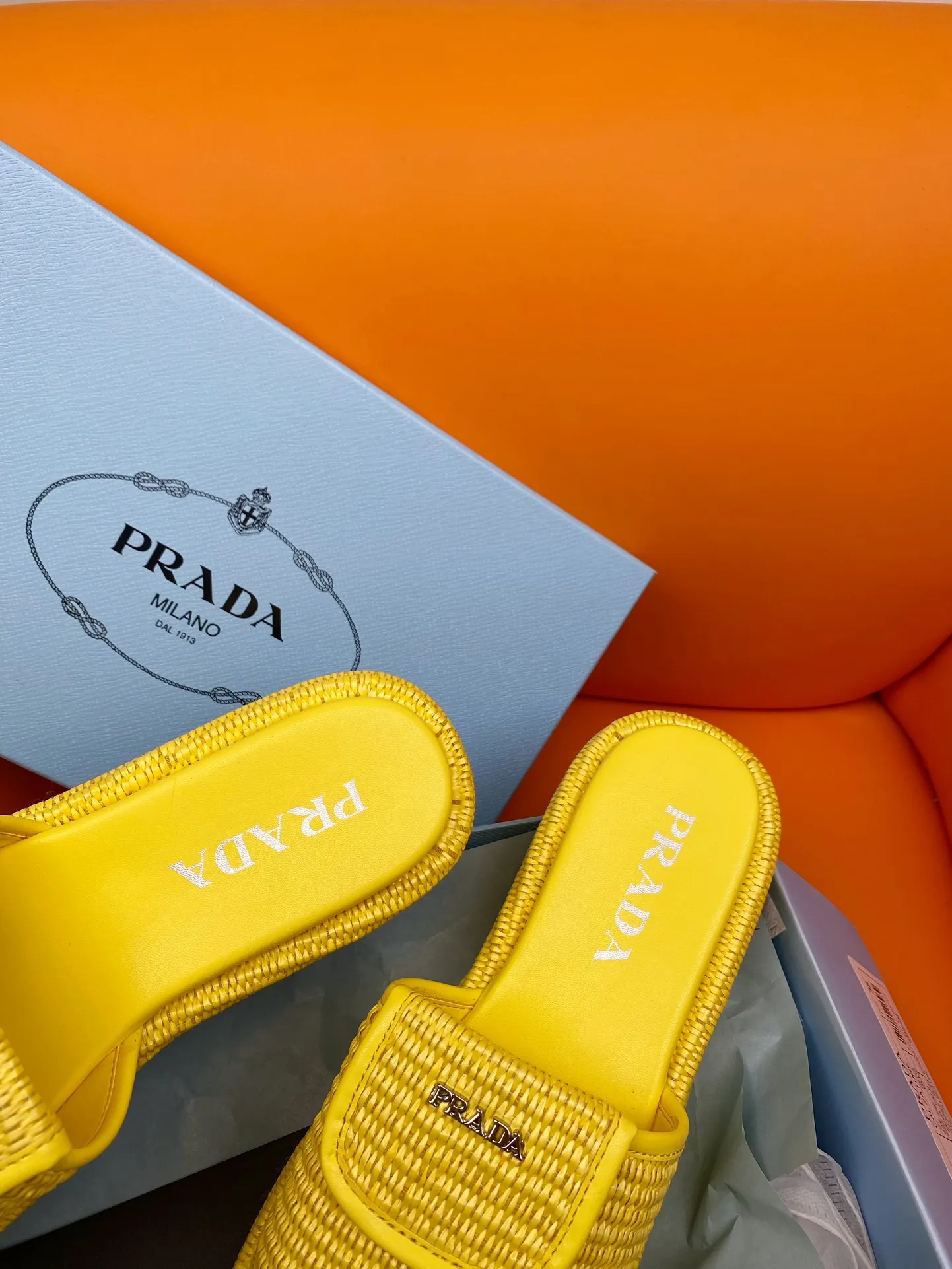 👟👟Ex-factory price 520👟👟 PRADA 2024ss raffia woven slippers This year's popular straw series, lazy people's must-have slippers are so good-looking on the feet. The whole pair of shoes is light, comfortable and bright colors meet the various choices of fashionable people of different styles! Original custom-made raffia Sheepskin lining 1:1 open mold outsole Size number: 35-39 (40 customizations are not returnable)